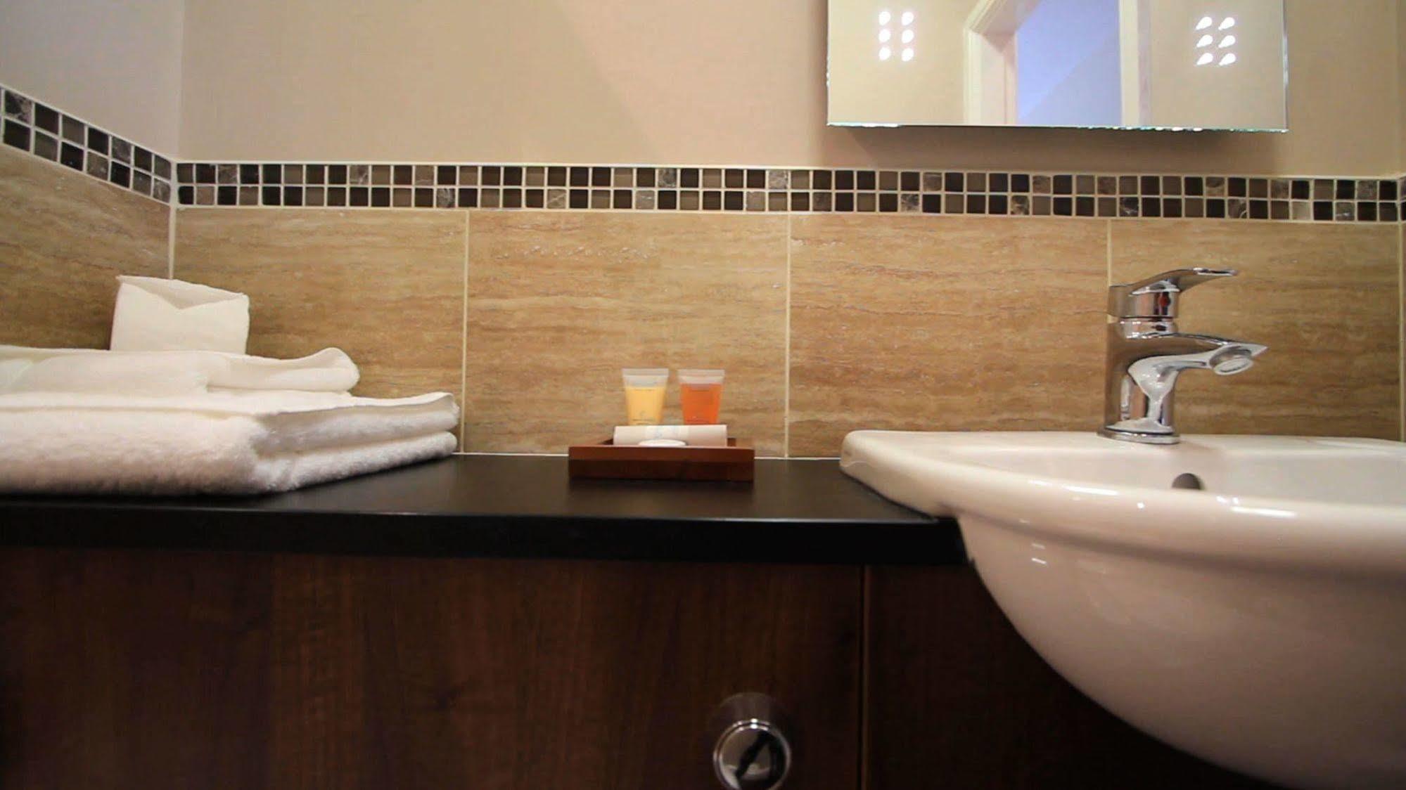 Twin Oaks Hotel Chesterfield Ngoại thất bức ảnh